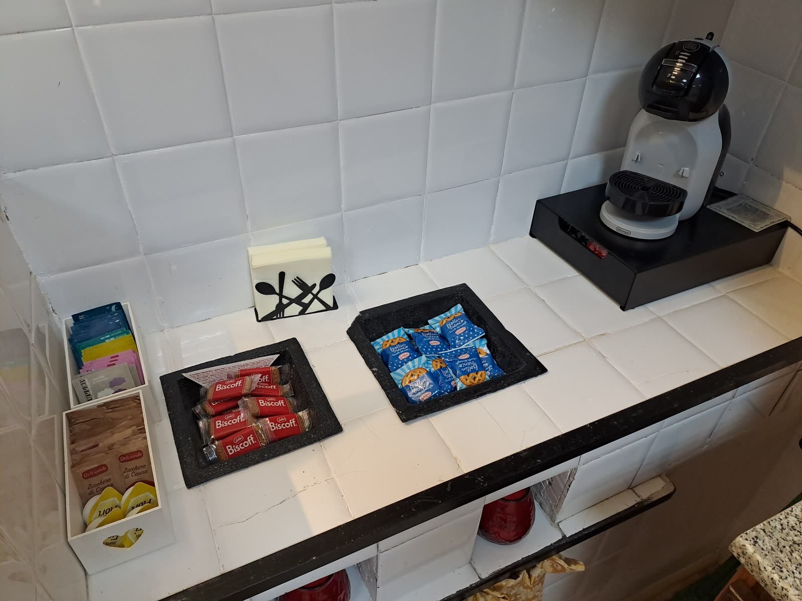 Angolo colazione con macchina del caffe a cialde, zucchero, tisane e biscotti offerti agli ospiti