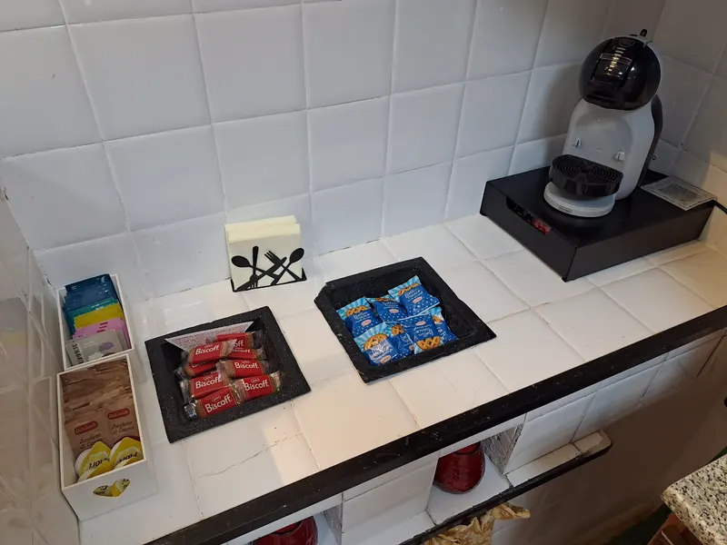 Angolo colazione con macchina del caffe a cialde, zucchero, tisane e biscotti offerti agli ospiti