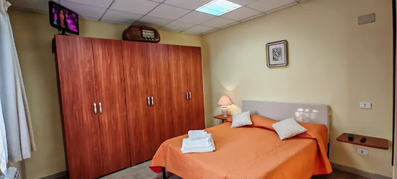 Camera matrimoniale della casa Jolie con letto a due piazze, armadio, TV e biancheria pulita