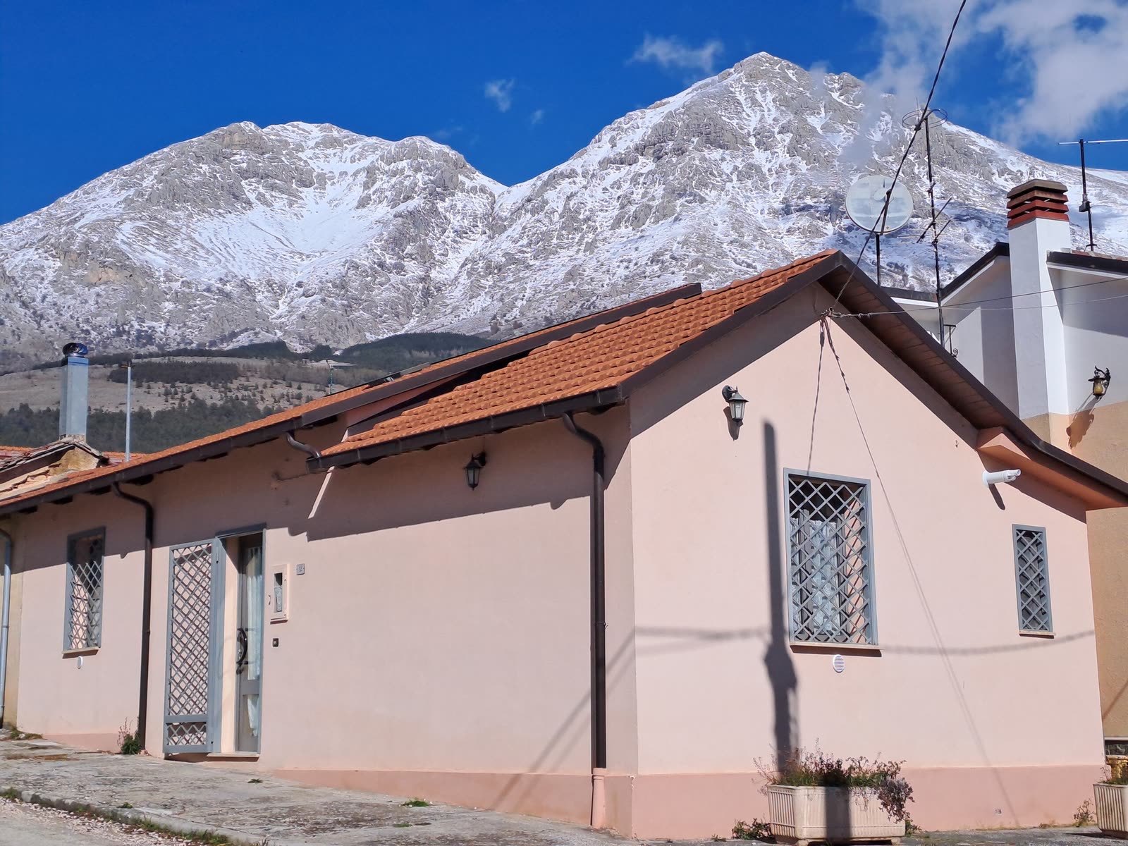 La casa vacanze Jolie a Massa d'Albe, con il Monte Velino innevato che si alza subito alle spalle