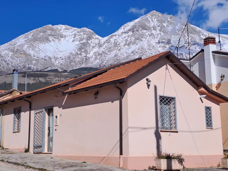 La casa vacanze Jolie a Massa d'Albe, con il Monte Velino innevato che si alza subito alle spalle