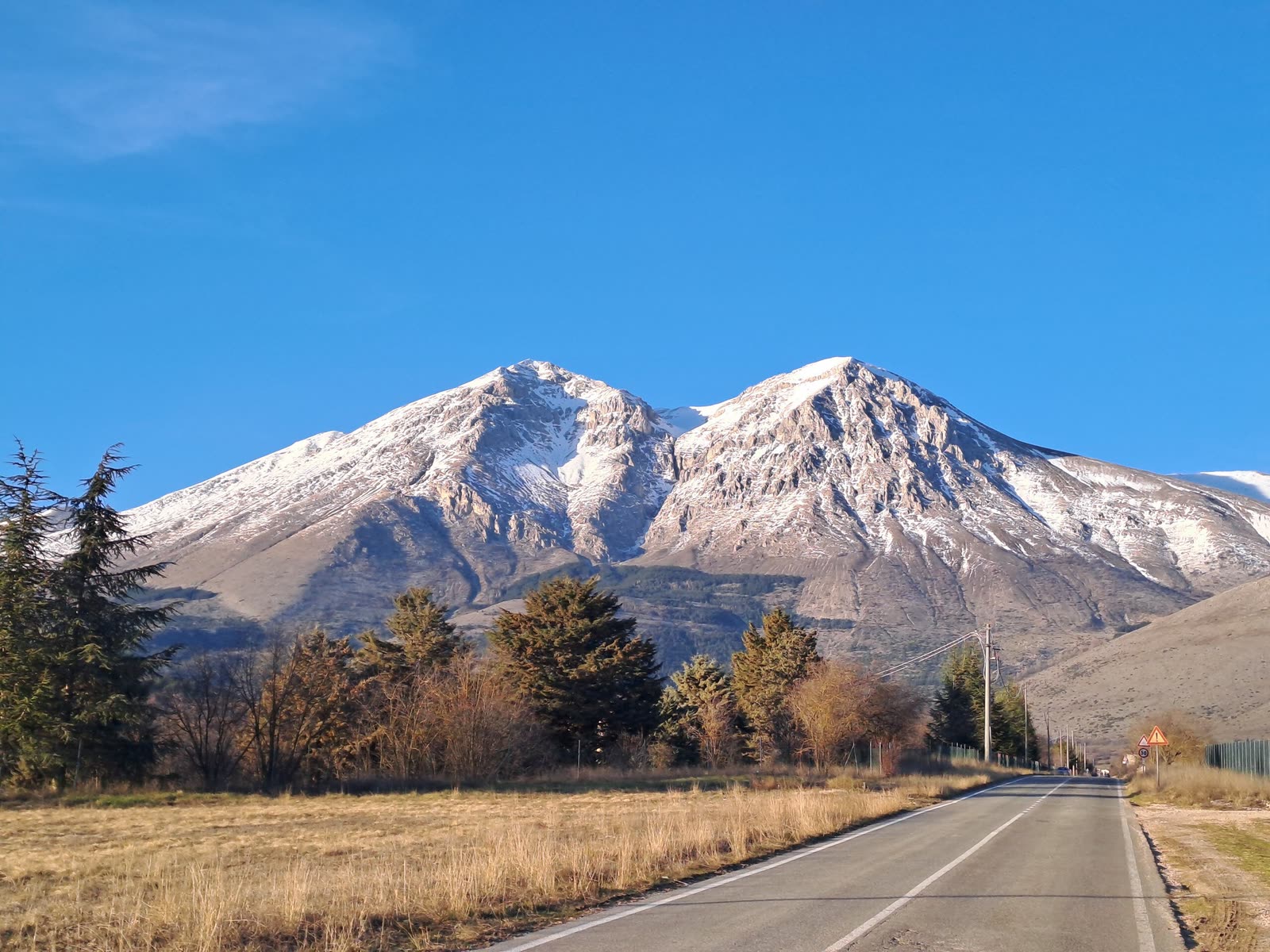 Il Monte Velino innevato visto dalla strada che entra a Massa d'Albe, in Abruzzo
